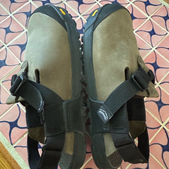 Bedrock Mountain Clog in Nubuck Leather, Driftwood. Men’s 9 / Women’s 10 - Picture 2 of 7